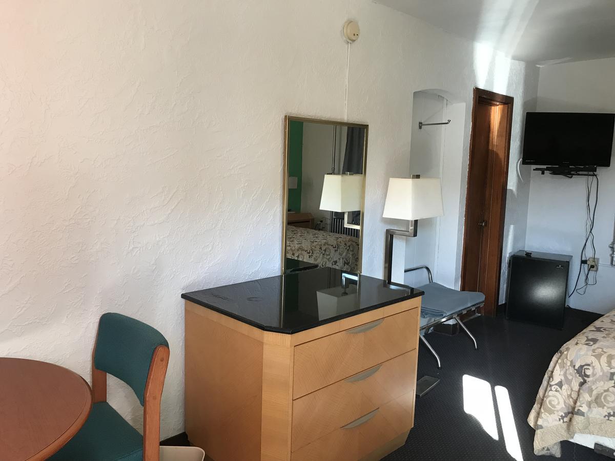 Fiesta Motel Pontiac Bagian luar foto